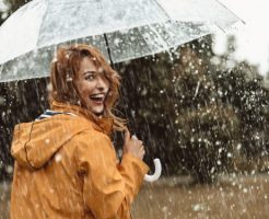 雨の中で傘をさす女性