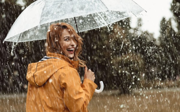 雨の中で傘をさす女性